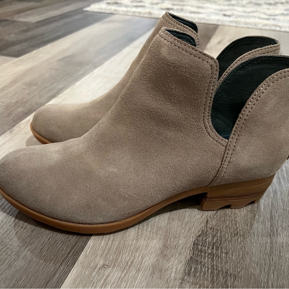 Sorel Lolla cutout ankle boots size 9 women